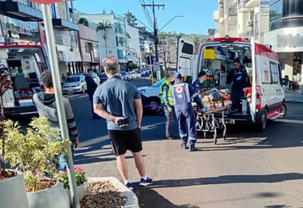Jovem é encaminhado ao hospital após colisão entre carro e moto