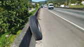 Roda de caminhão guindaste se solta e mata pedestre em rodovia de Santa Catarina