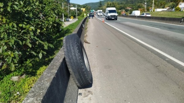 Roda de caminhão guindaste se solta e mata pedestre em rodovia de Santa Catarina