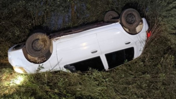Bombeiros atendem capotamento de veículo em Passos Maia