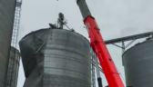 Tragédia no Oeste: homem morre esmagado por silo de grãos