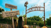 Beto Carrero World inaugura espaço para fumantes com temática de cemitério