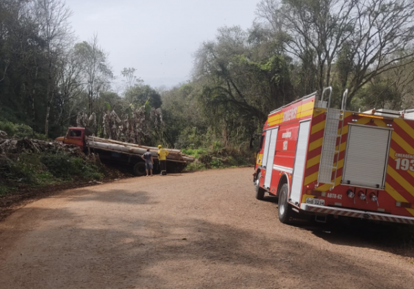 Motorista fica ferido após caminhão sair da pista e colidir
