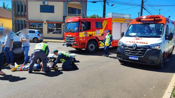 Adolescente fica ferido em colisão entre bicicleta e caminhonete na Avenida Paraná