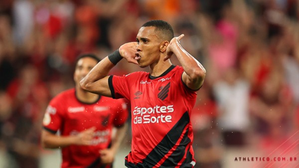 Athletico se despede de Vitor Roque, vence e deixa Santos à beira do Z-4