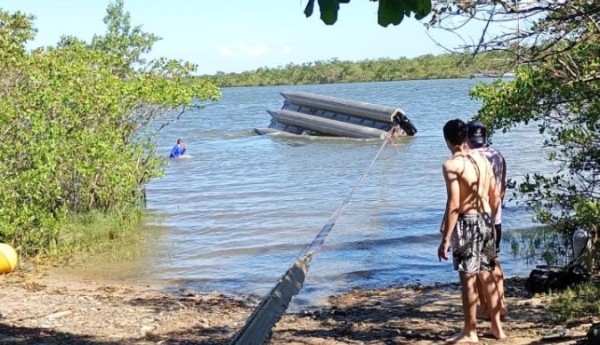 Embarcação vira e bebê de 8 meses morre afogada em SC