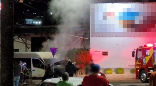 Van é destruída por fogo; suspeita é de incêndio criminoso