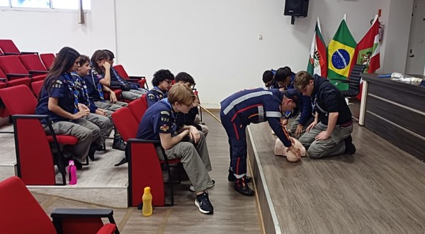 Grupo Sênior do grupo de Escoteiros Tri-Fronteira participa de instrução de primeiros socorros