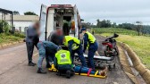 Jovem é socorrida após queda de motocicleta no interior de São Miguel do Oeste