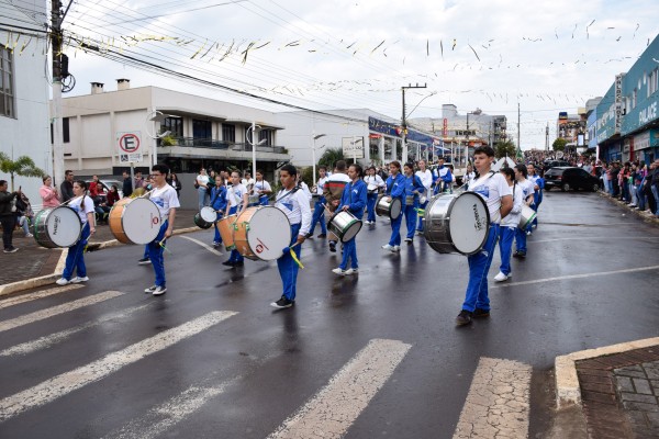 Desfile Cívico na Tri-Fronteira reúne multidão e emociona