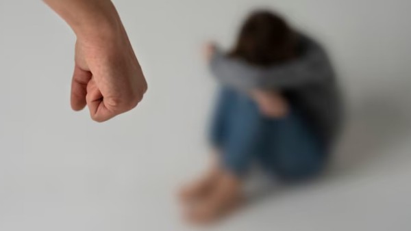 Homem é preso após agredir mulher e bater cabeça da vítima no chão