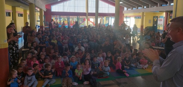Coelhinho da Páscoa visita o CMEI e entrega ovos às crianças