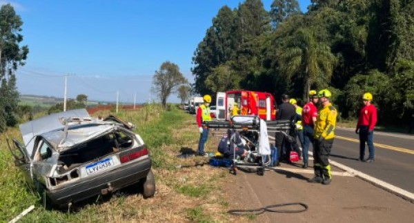 Homem morre e outro fica gravemente ferido após carro sair da pista
