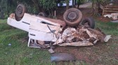 Saída de pista seguida de capotamento deixa jovem de 23 anos morto e um ferido grave no Oeste de SC