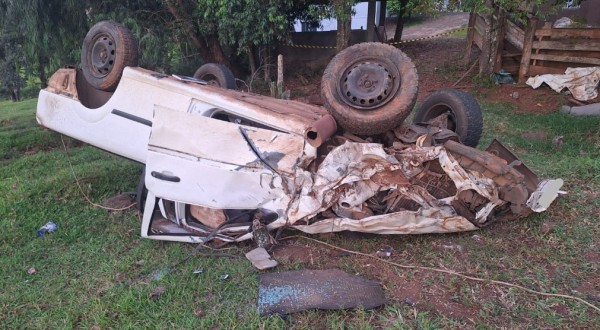 Saída de pista seguida de capotamento deixa jovem de 23 anos morto e um ferido grave no Oeste de SC