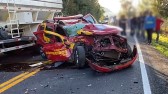 Grave acidente entre uma viatura do Corpo de Bombeiros e um caminhão deixa homem ferido