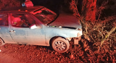 Carro colide contra árvore no interior e deixa duas pessoas feridas