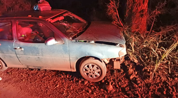 Carro colide contra árvore no interior e deixa duas pessoas feridas