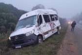 Colisão entre micro-ônibus e van deixa feridos na BR-470