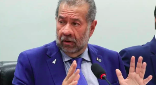 Ex-ministro Carlos Lupi presta depoimento à CPMI do INSS nesta segunda (8)
