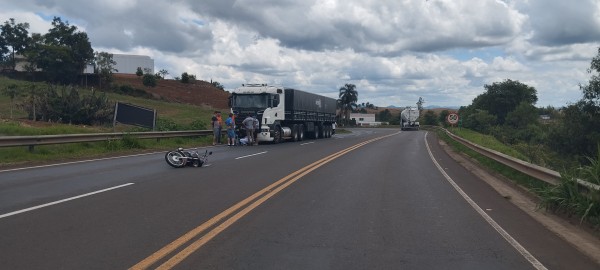 Mulher fica ferida após ter motocicleta atingida por caminhão durante ultrapassagem