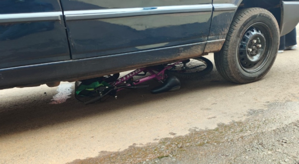 Criança de 8 anos é atropelada e tem bicicleta arrastada por cerca de 10 metros em Irati