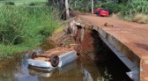 Mulher morre após carro cair de ponte na zona rural