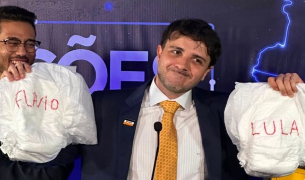 Renan Santos leva fraldas a debate para ironizar ausências de Lula e Flávio Bolsonaro