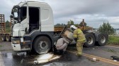 Acidente interdita a PR-180 após colisão com caminhão da Prefeitura