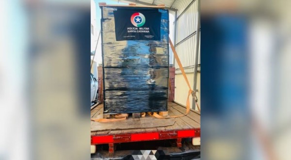 Polícia Militar apreende caminhonete carregada com 2.376 latas de cerveja em ação de descaminho