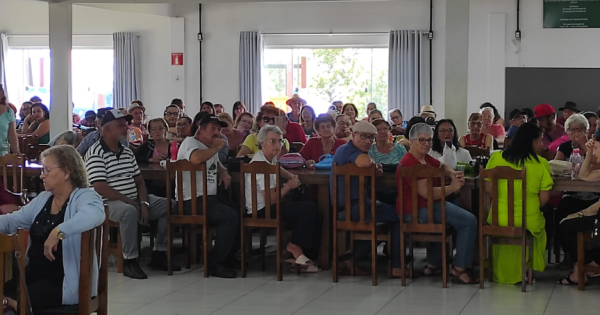 Grupo de idosos encerra ano de atividades com delicioso almoço