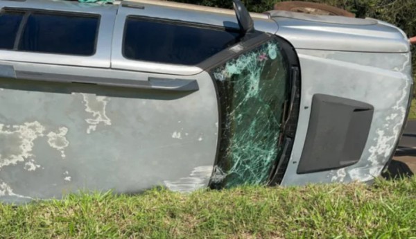 Caminhonete acaba tombando na PR-280 após perder controle na curva