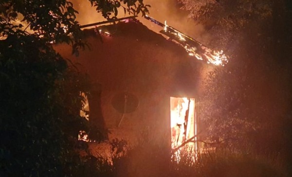 Incêndio destrói residência em São Carlos; Bombeiros utilizam 8 mil litros de água para combater chamas