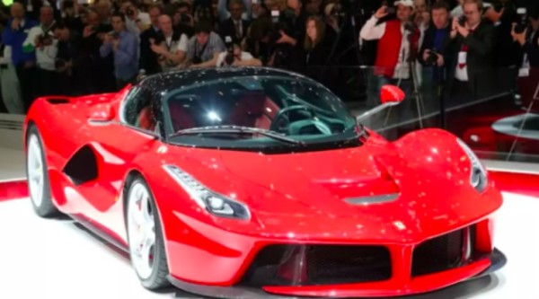 Ferrari híbrida de edição limitada rende o IPVA mais caro pelo terceiro ano