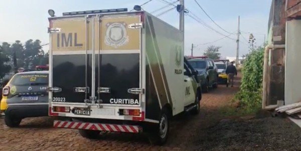 Após investir contra policiais, homem é morto