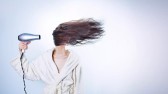 Mito ou verdade: dormir com o cabelo molhado faz mal?