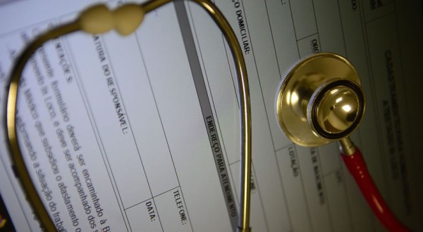 Doze planos de saúde têm comercialização suspensa a partir de hoje