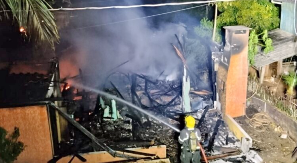 Incêndio destrói casa de madeira e mobiliza bombeiros no Oeste de SC
