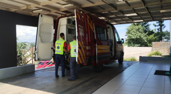Policiais salvam criança engasgada com goma de mascar