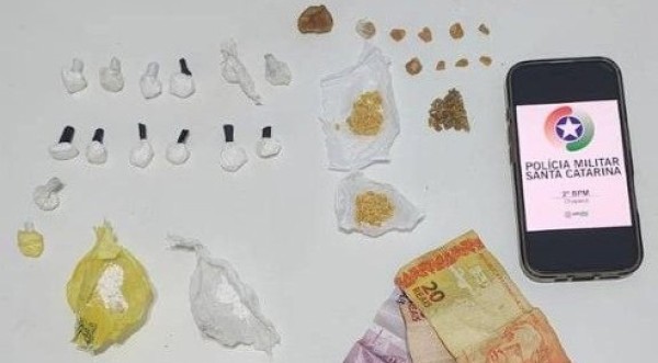 Mulher é presa por tráfico de drogas no bairro São Pedro