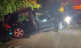 Motorista sofre ferimentos após colidir carro contra caminhão ns SC-283