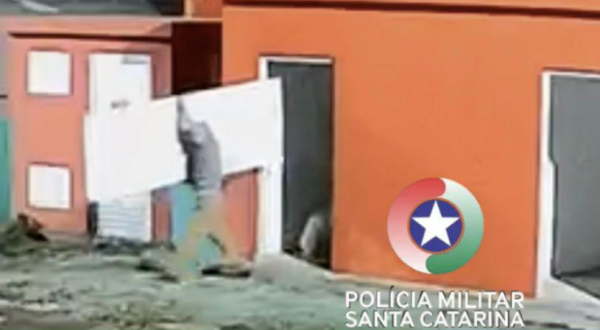 Polícia Militar de Santa Catarina prende dois homens por furto