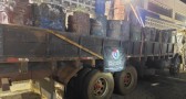 Polícia apreende caminhão com 10 toneladas de resina de pinos