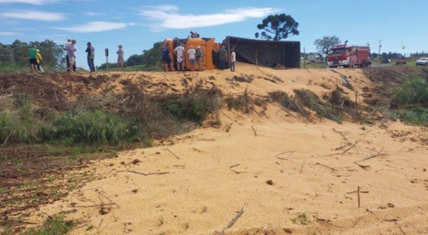 Tombamento de carreta é registrado na SC-163 em São João do Oeste