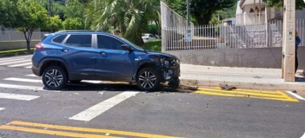 Colisão entre dois carros deixa uma pessoa ferida no Bairro Vila Nova