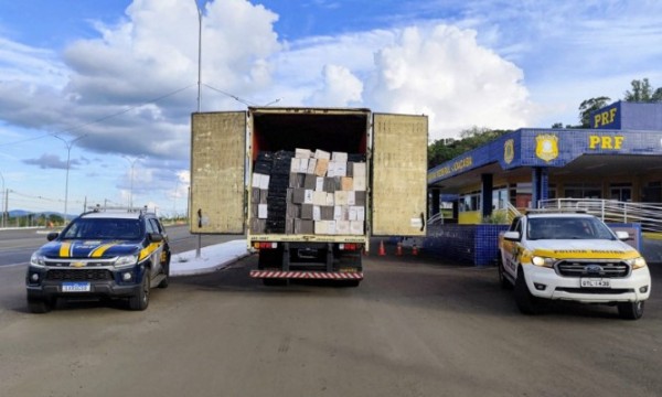 Motorista que alegou transportar leite é flagrado com 600 caixas de vinho