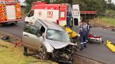 Mulher fica ferida após colisão entre carro e caminhão na BR-163