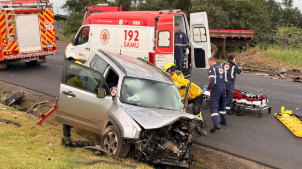 Mulher fica ferida após colisão entre carro e caminhão na BR-163