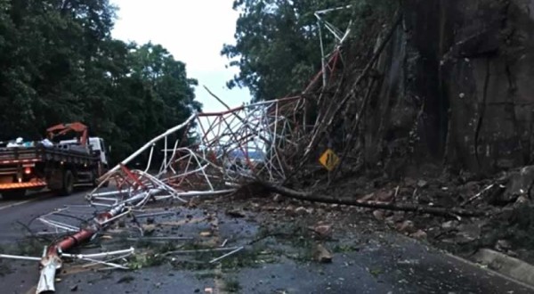 Torre de emissora de rádio é destruída durante vendaval e cai sobre a BR-282