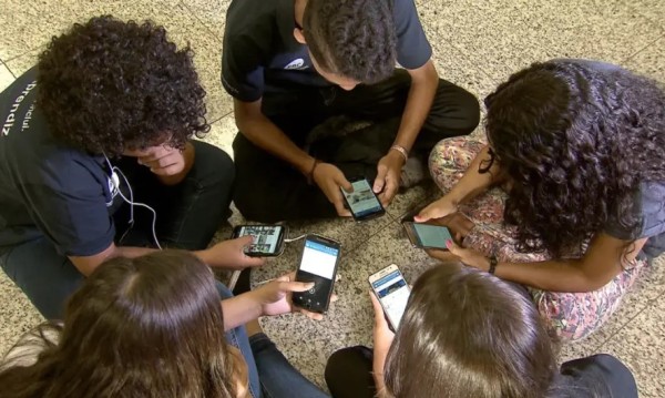 Projeto que restringe celular em escolas será sancionado nesta segunda-feira; saiba o que muda